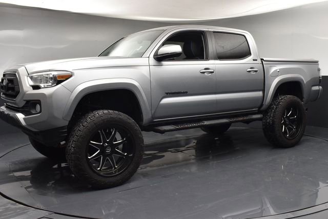 Used 2022 Toyota Tacoma SR5 w/ Technology Package image 4