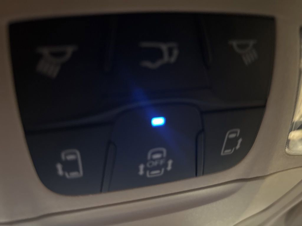 Used 2023 Chrysler Pacifica Touring-L image 18