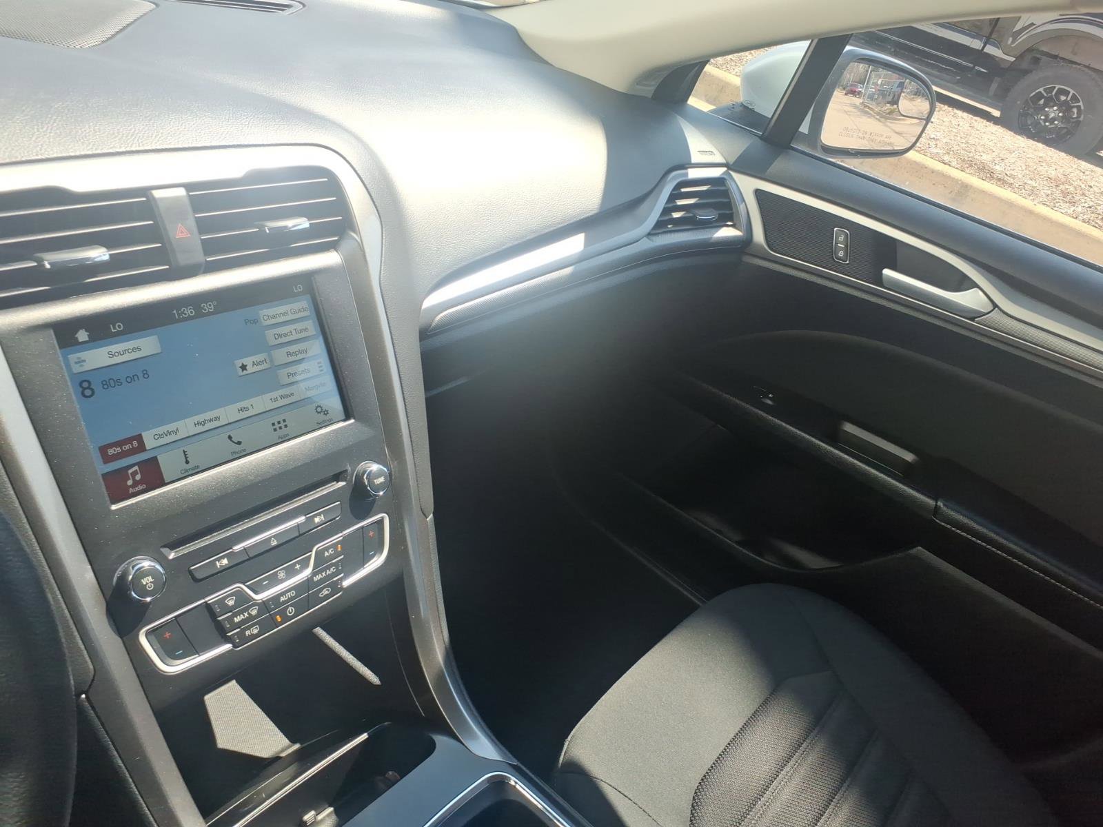 Used 2018 Ford Fusion SE w/ Fusion SE Technology Package image 20