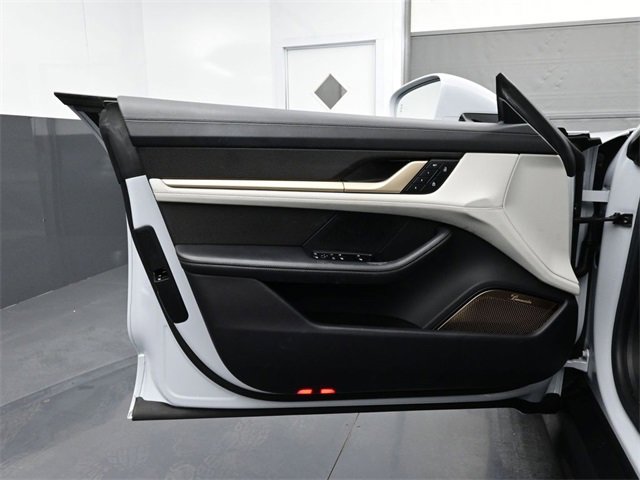 Used 2022 Porsche Taycan Turbo S image 7