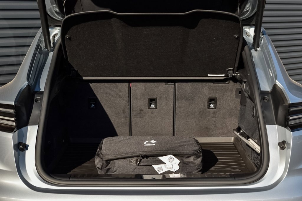 Certified 2025 Porsche Macan 4S Electric w/ Premium Package image 31