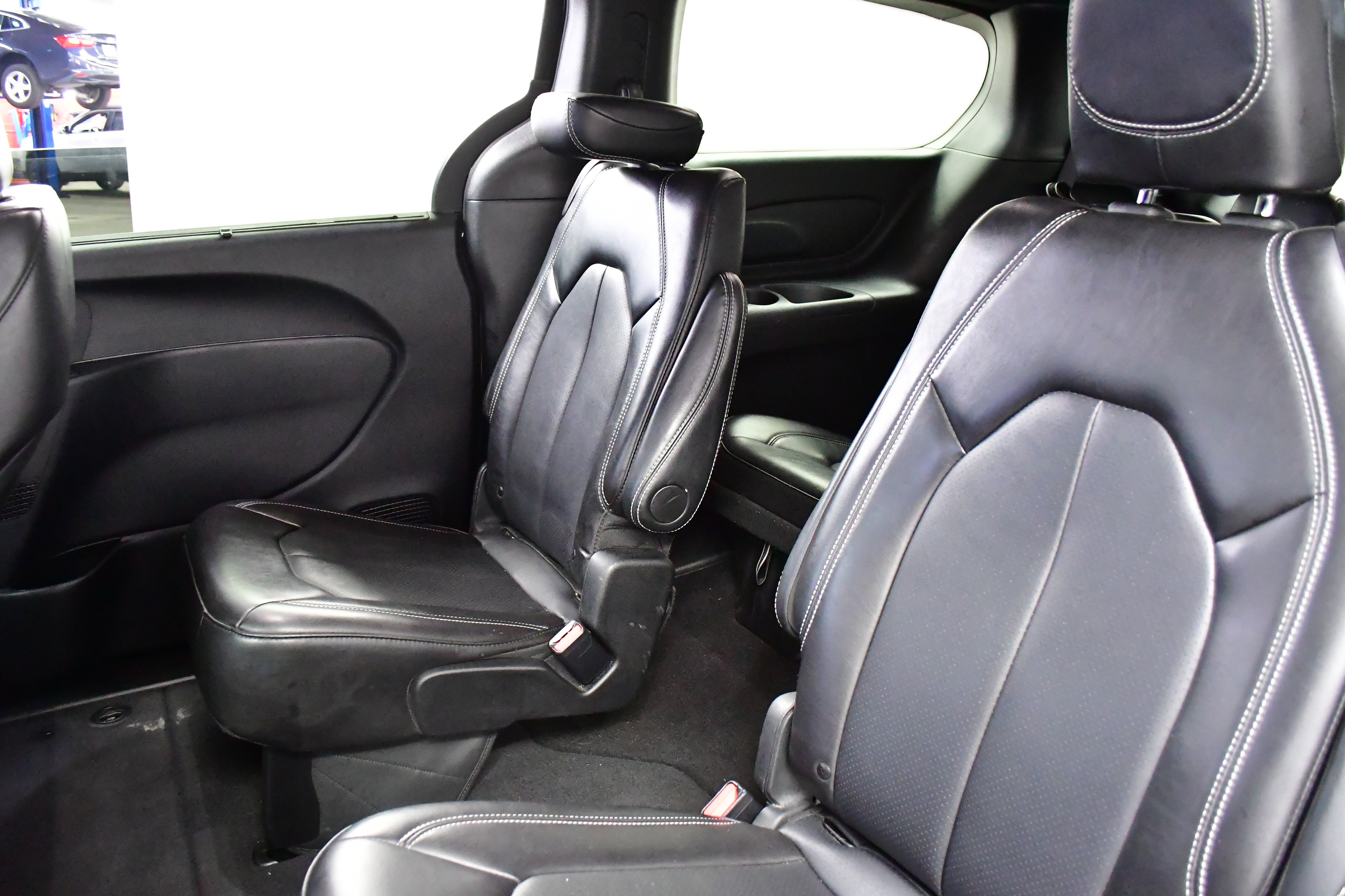 Used 2025 Chrysler Pacifica Select FWD image 11