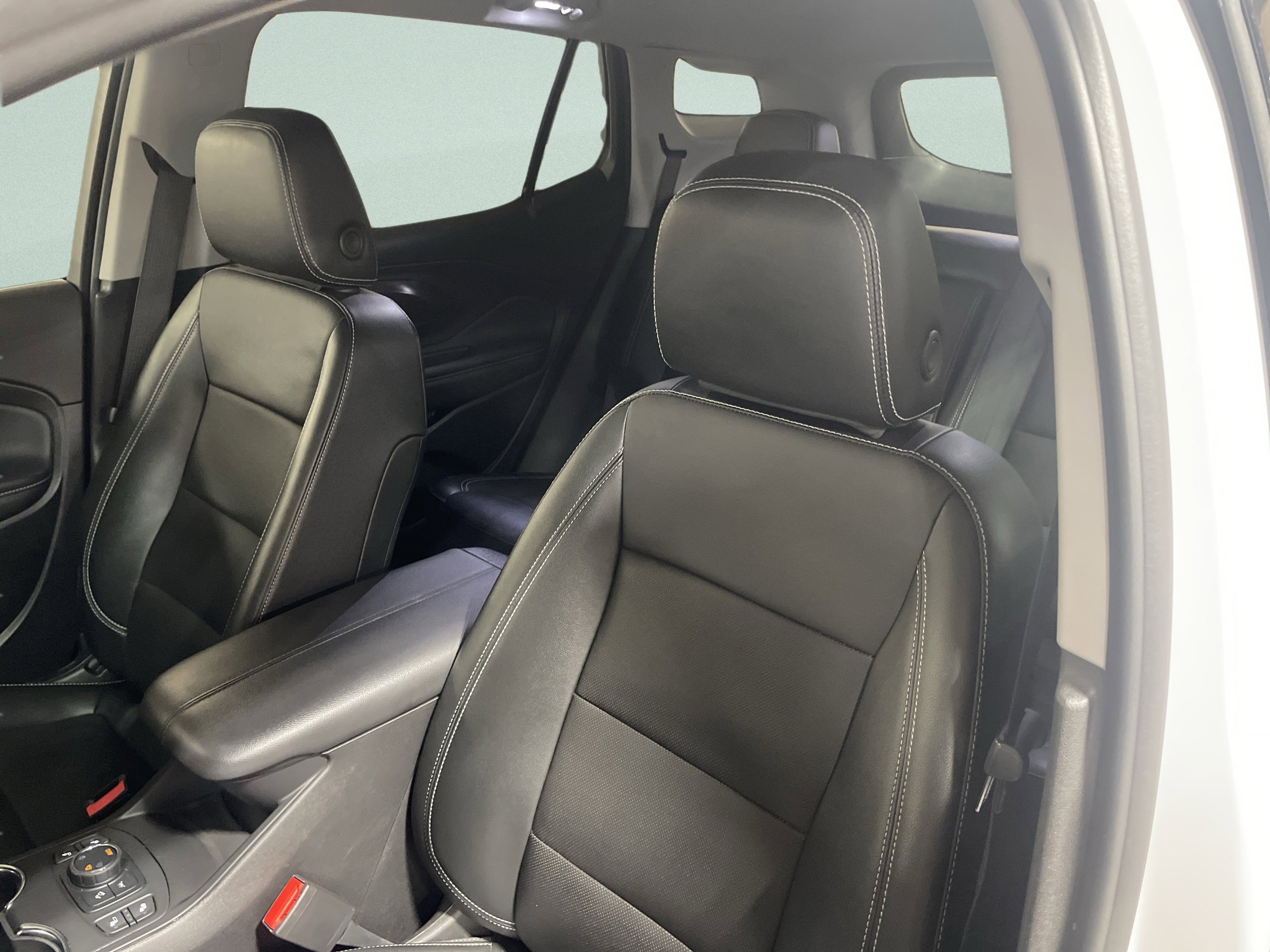 Used 2024 GMC Terrain SLT image 14