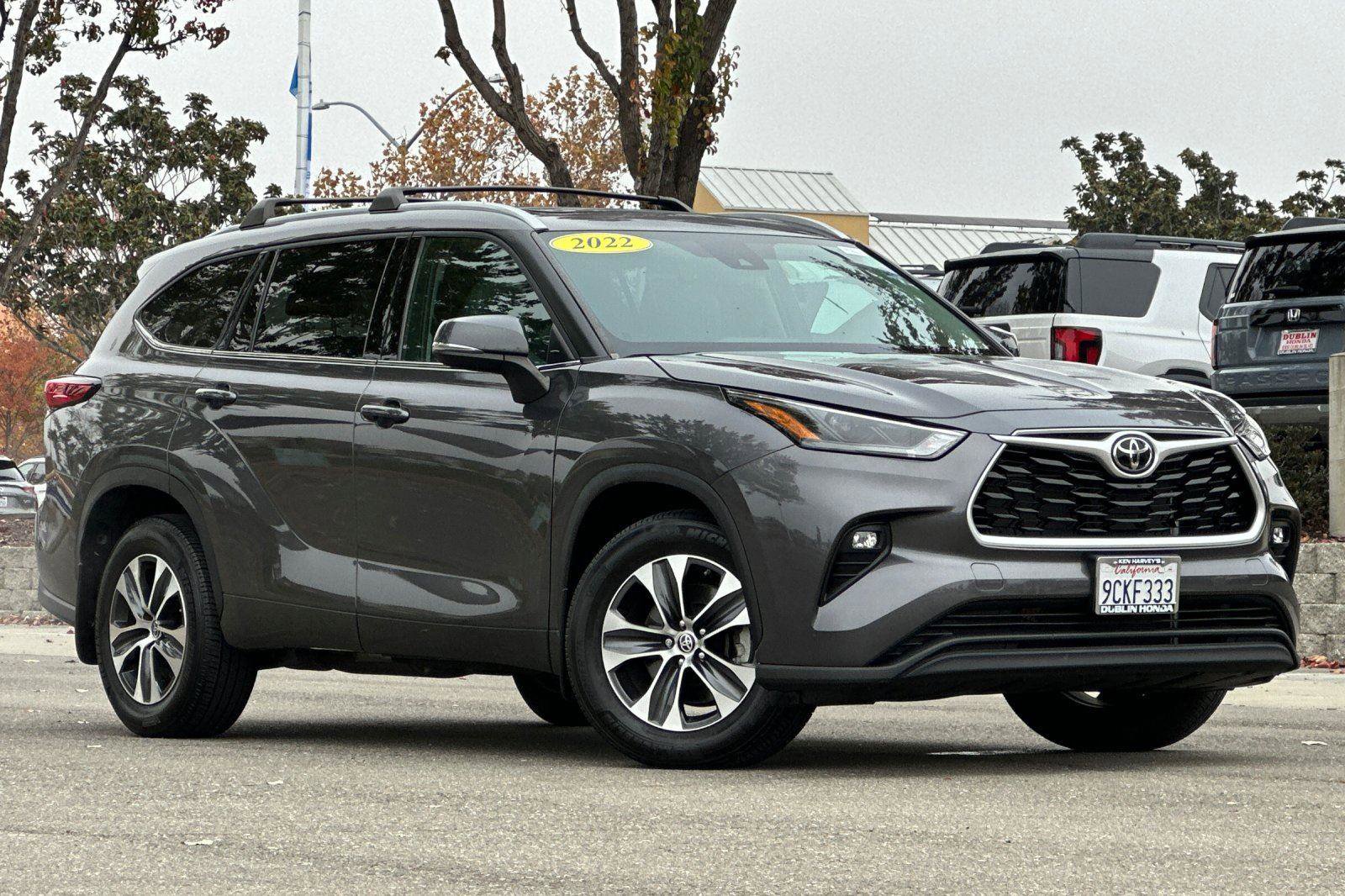 Used 2022 Toyota Highlander XLE image 2