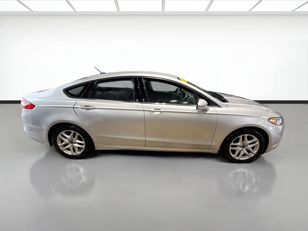 Used 2016 Ford Fusion SE FWD image 3