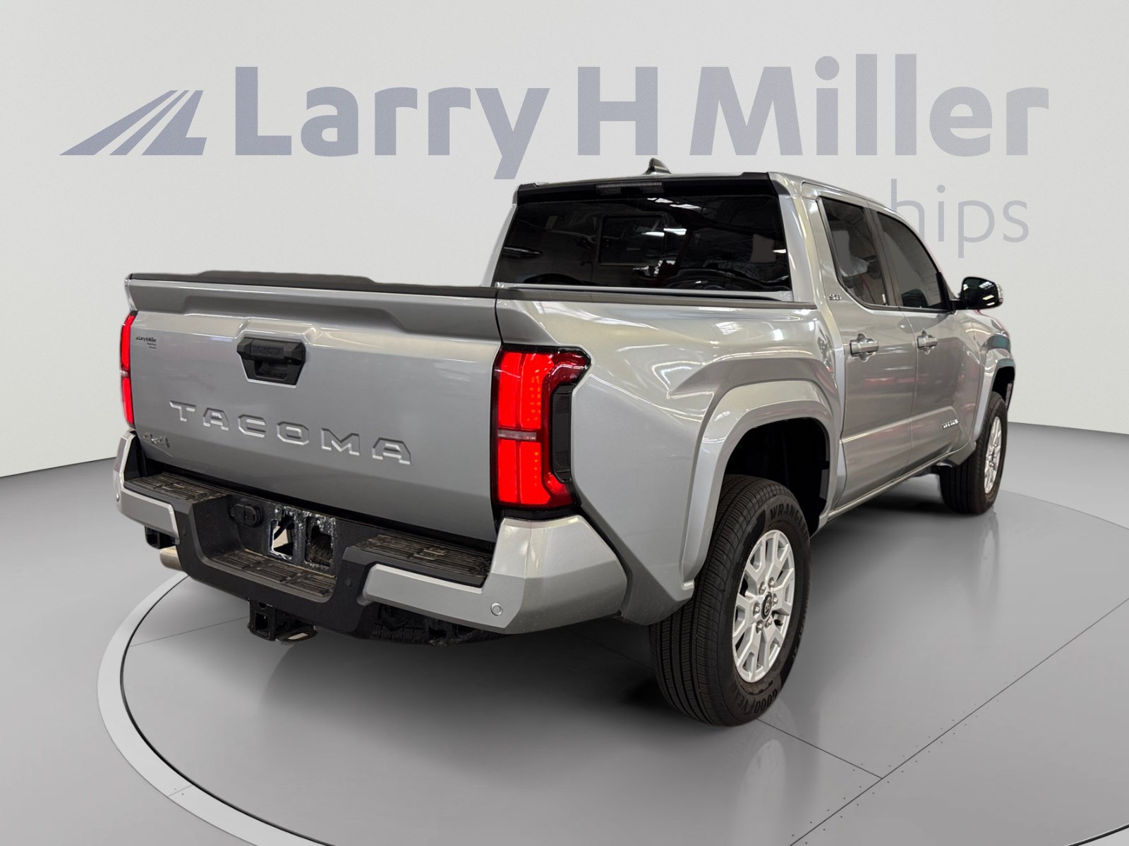 Certified 2025 Toyota Tacoma SR5 AWD/4WD image 5