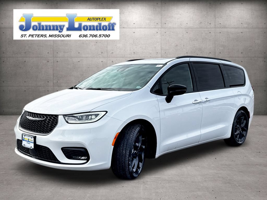 Used 2025 Chrysler Pacifica Limited FWD image 4