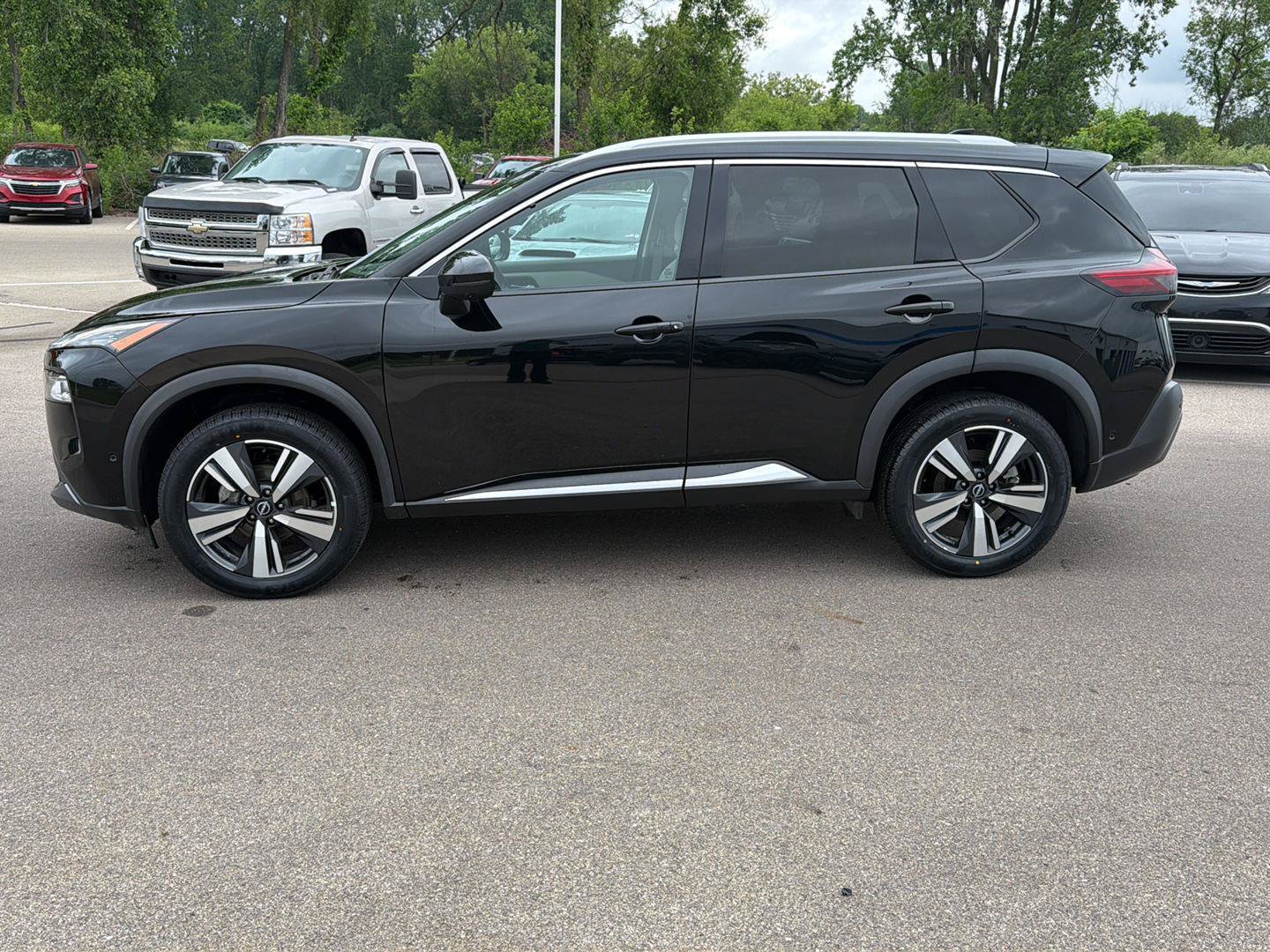 Used 2023 Nissan Rogue SL w/ SL Premium Package AWD/4WD image 2