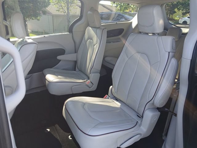 Used 2018 Chrysler Pacifica Limited FWD image 23