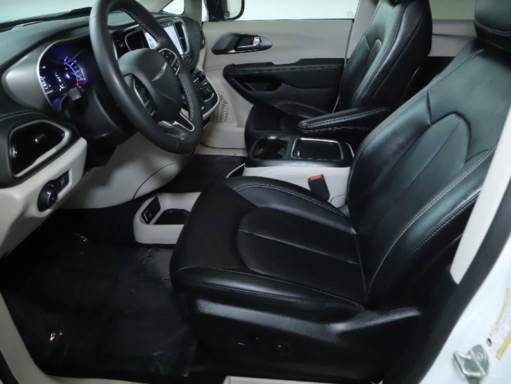 Used 2024 Chrysler Pacifica Select image 18