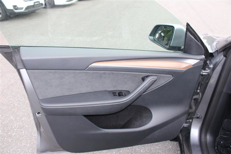 Used 2025 Tesla Model Y Long Range AWD/4WD image 10