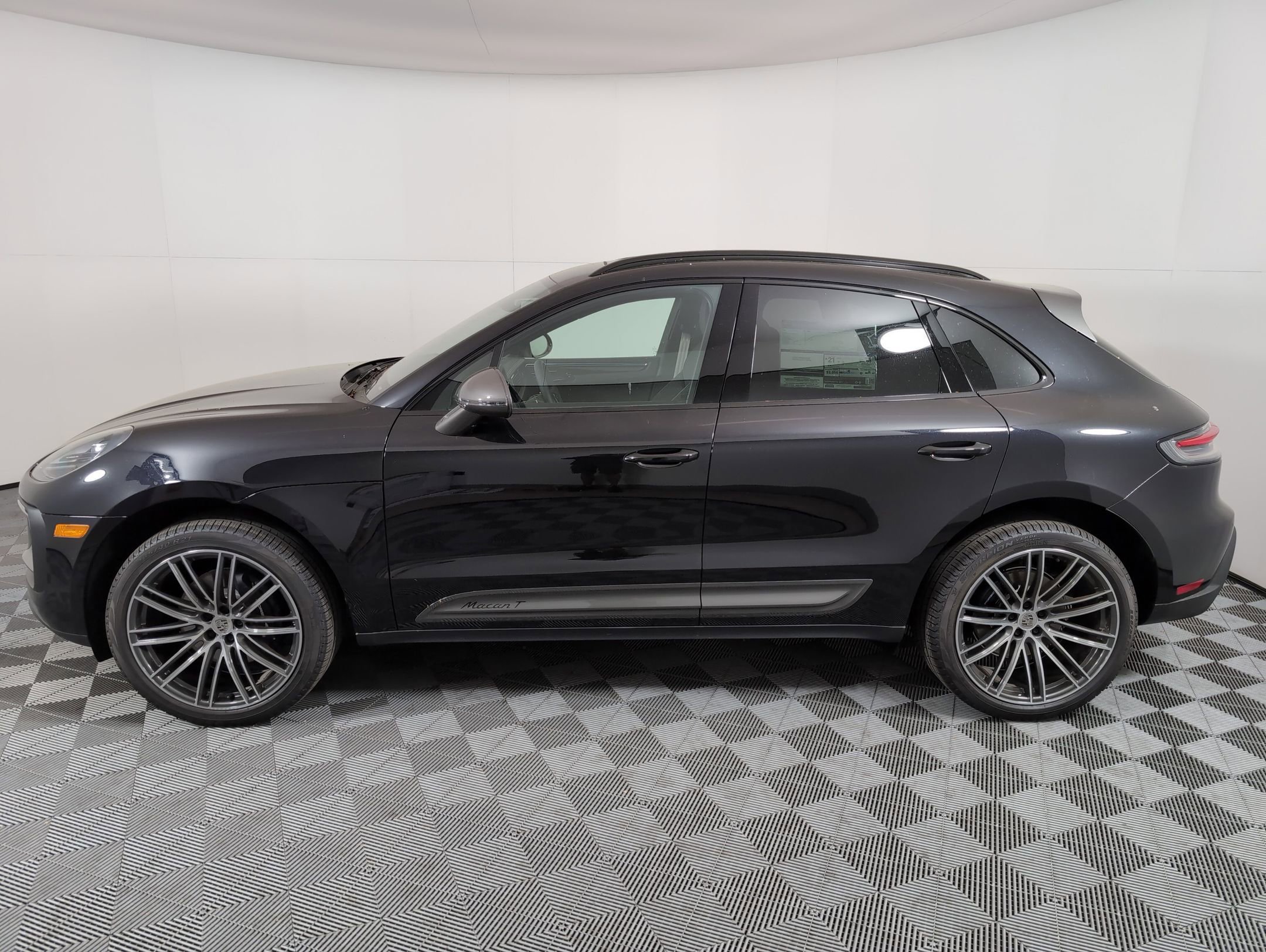 Certified 2025 Porsche Macan image 2