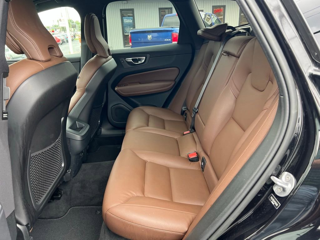 Used 2023 Volvo XC60 B5 Plus image 15