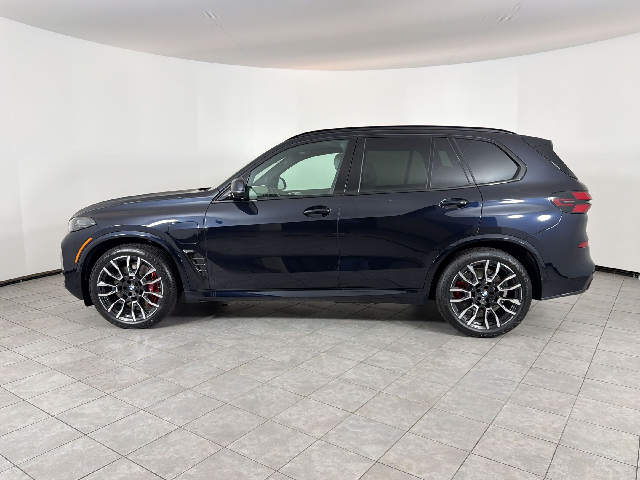 New 2026 BMW X5 xDrive50e w/ M Sport Package AWD/4WD image 2