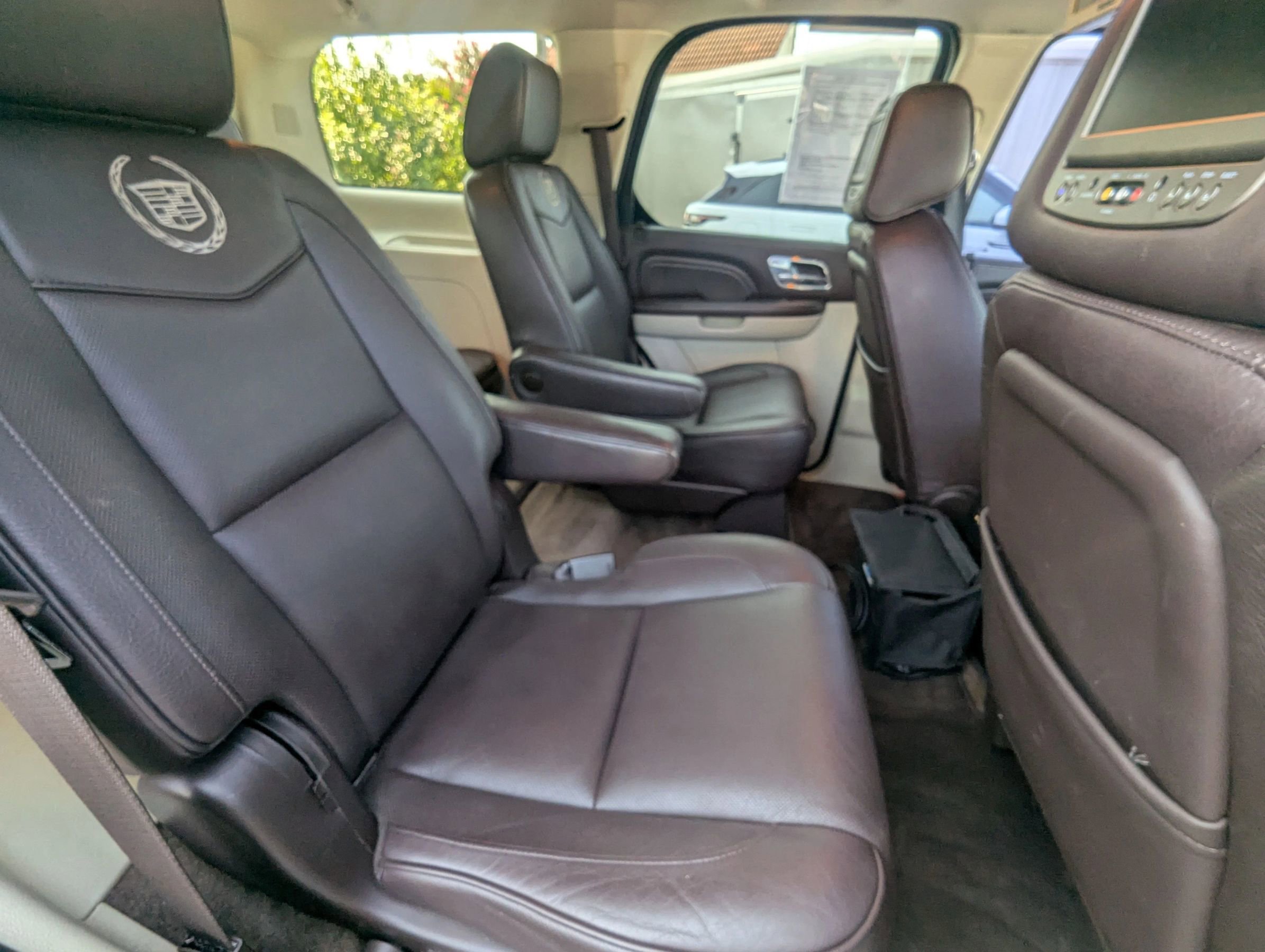 Used 2011 Cadillac Escalade Platinum image 15