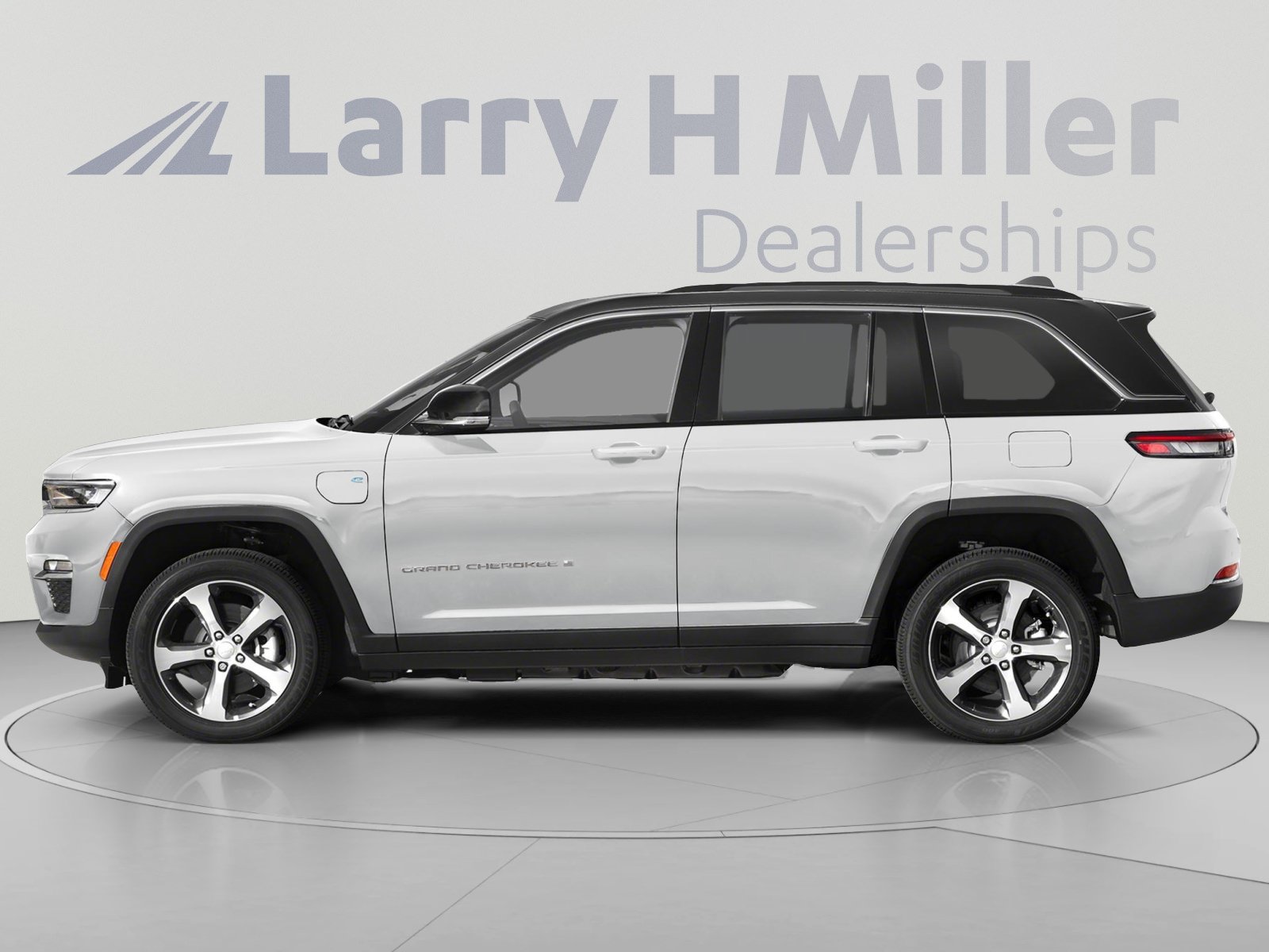 Used 2023 Jeep Grand Cherokee Summit w/ Advanced Protech Group IV AWD/4WD image 4