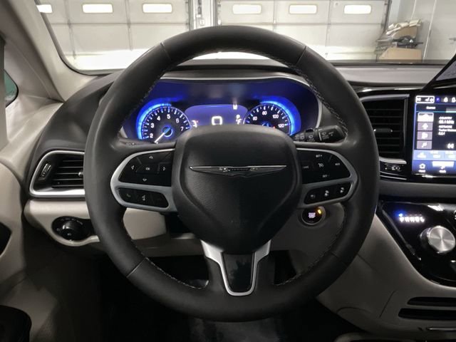 Used 2024 Chrysler Pacifica Touring-L FWD image 33