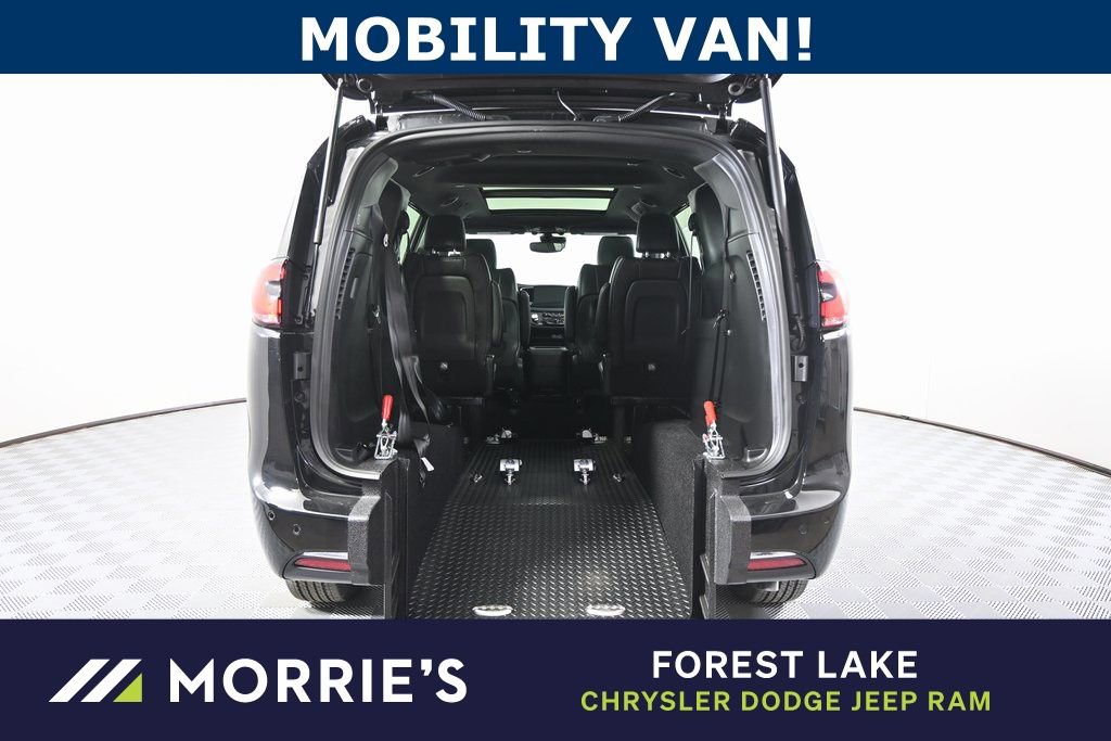 Used 2025 Chrysler Pacifica Select FWD image 1
