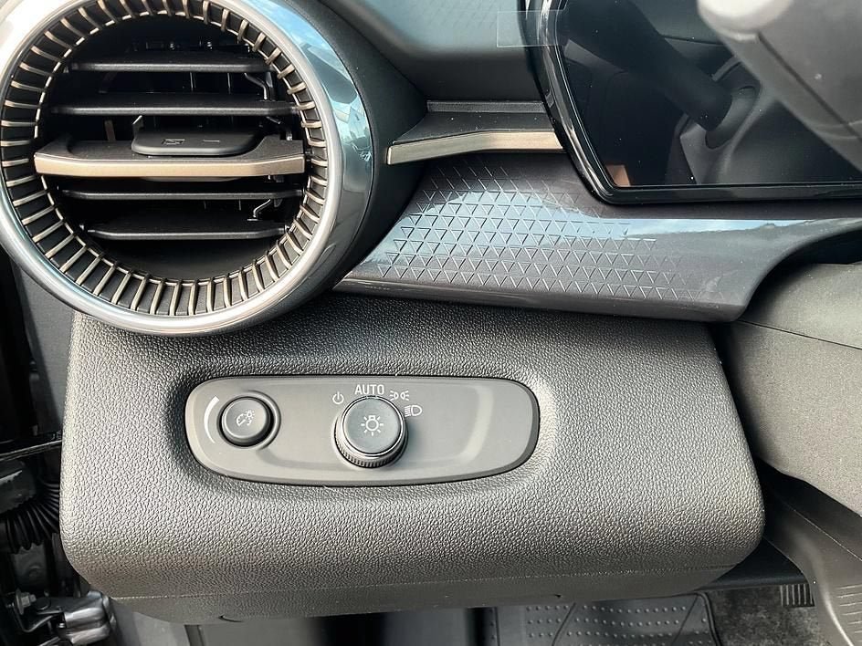 New 2026 Chevrolet Trax ACTIV w/ Sunroof Package FWD image 21