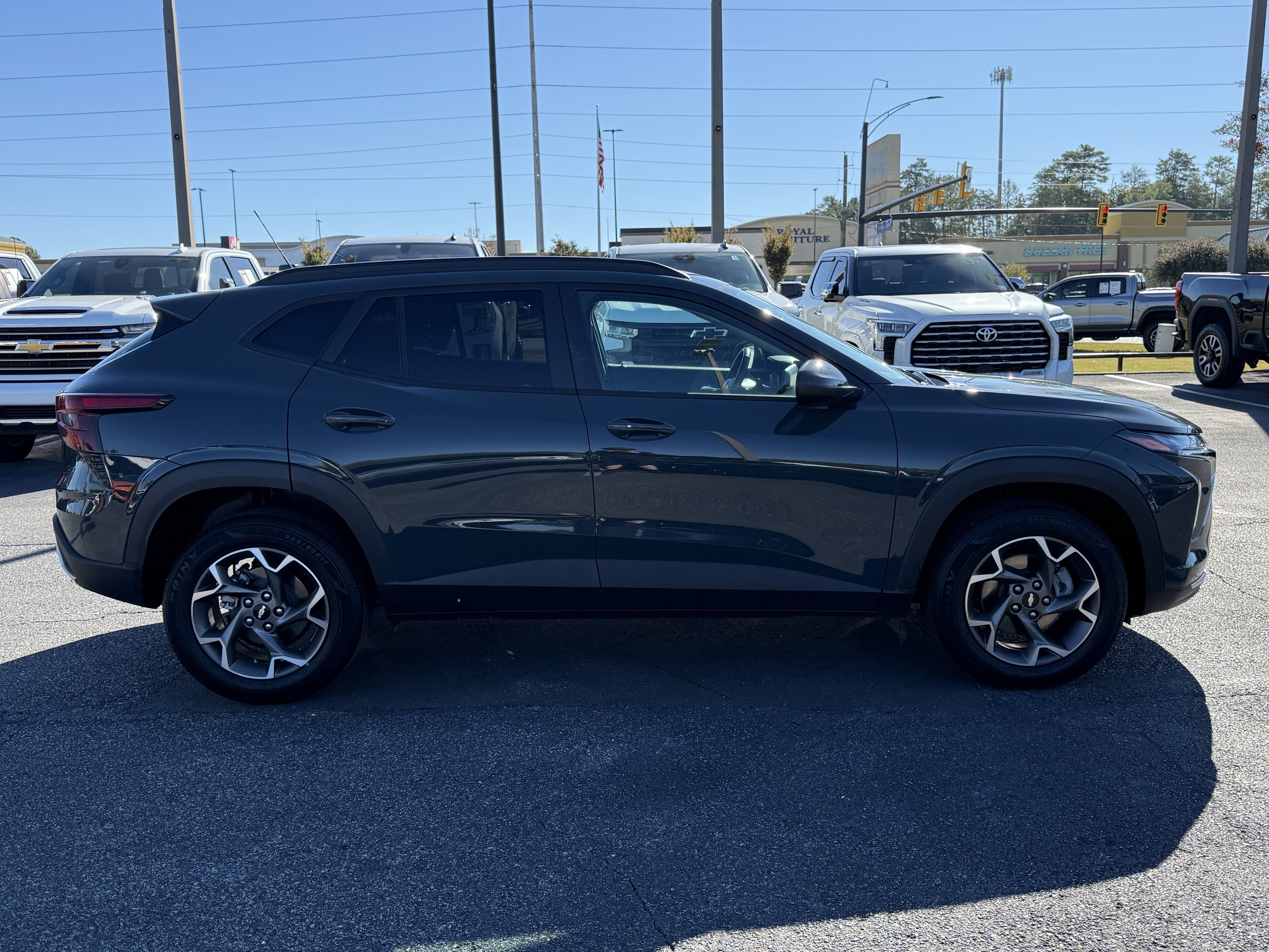 Used 2025 Chevrolet Trax LT w/ LT Convenience Package FWD image 11