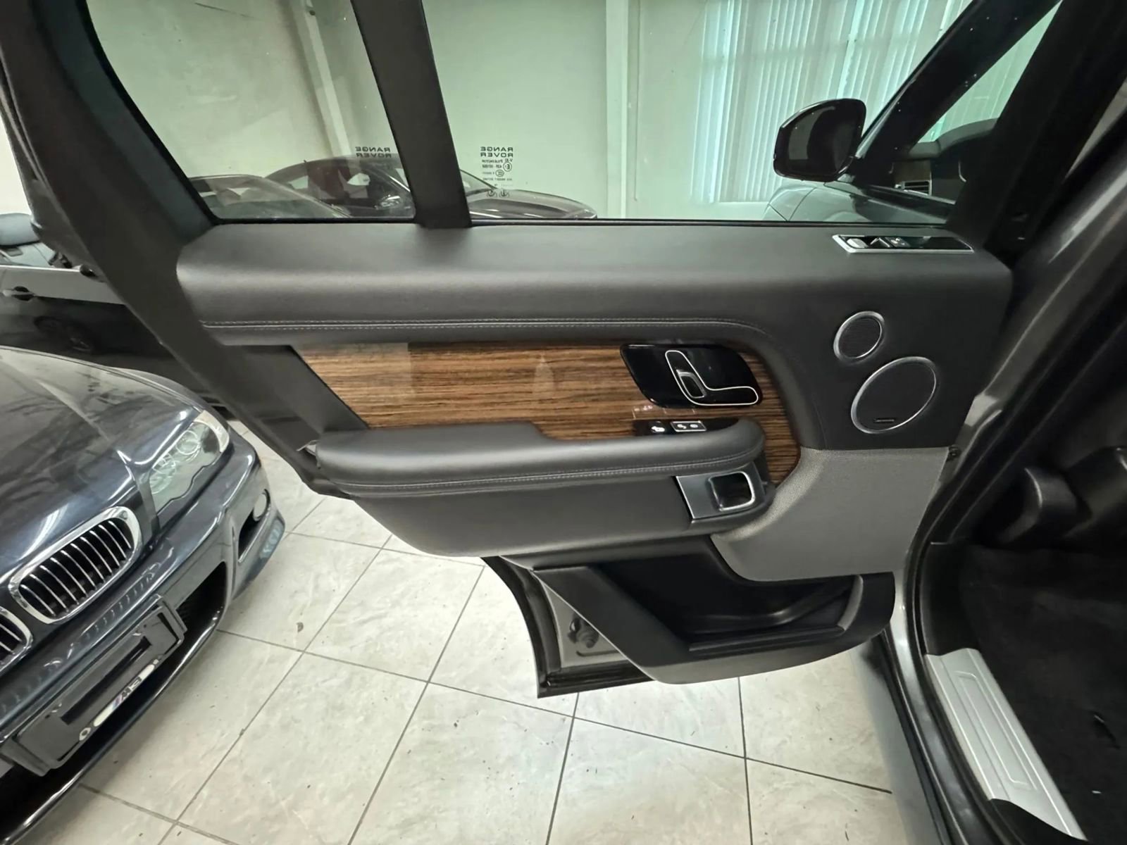 Used 2019 Land Rover Range Rover HSE image 16
