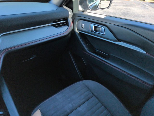 Used 2025 Ford Explorer ST-Line w/ ST-Line Street Pack AWD/4WD image 16