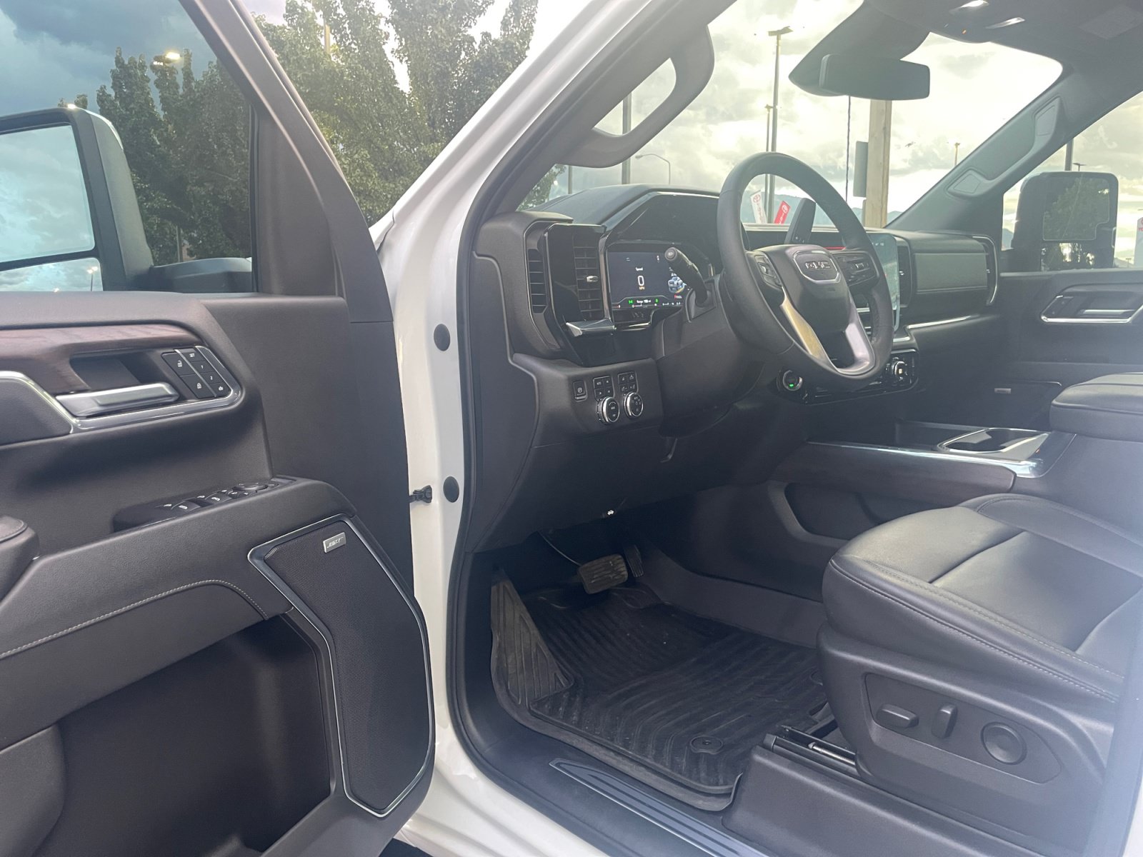 Used 2024 GMC Sierra 3500 SLT w/ SLT Convenience Package AWD/4WD image 22