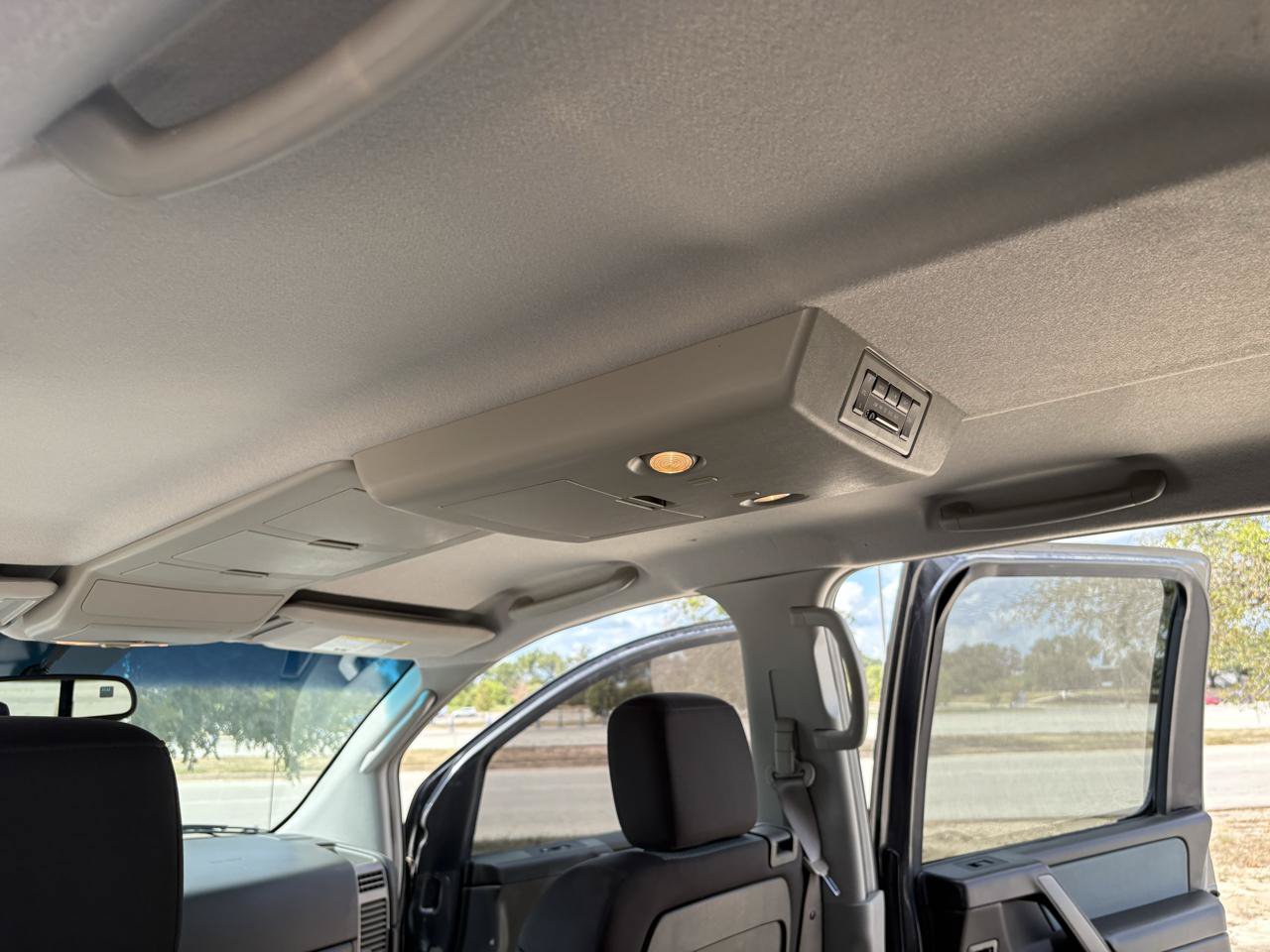 Used 2004 Nissan Titan SE RWD image 30