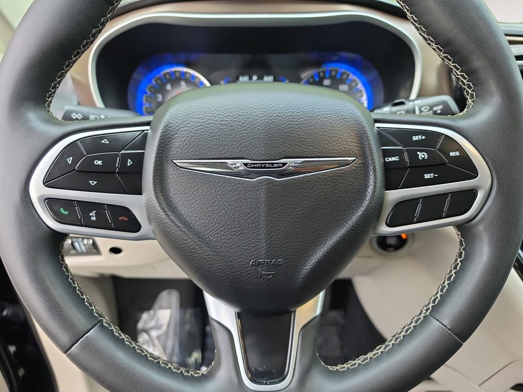 Used 2022 Chrysler Voyager LX FWD image 12