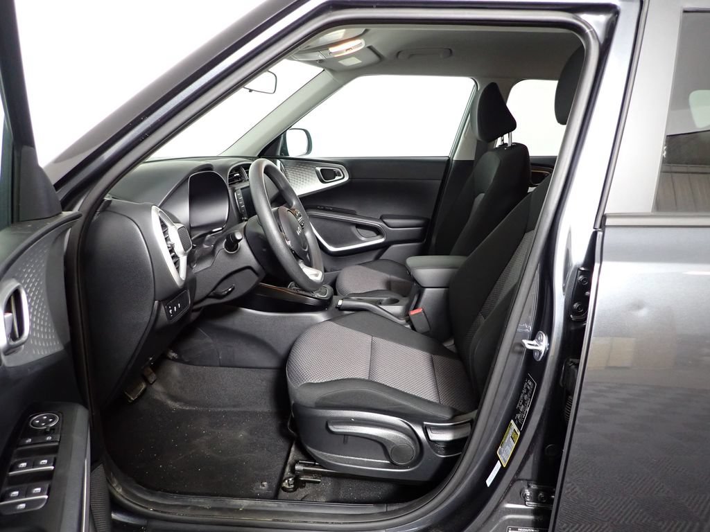 Used 2025 Kia Soul LX w/ LX Technology Package FWD image 19
