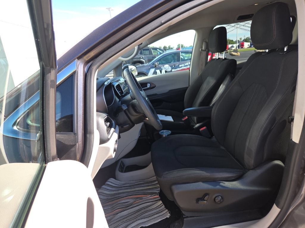 Used 2018 Chrysler Pacifica Touring w/ Tire & Wheel Group FWD image 9