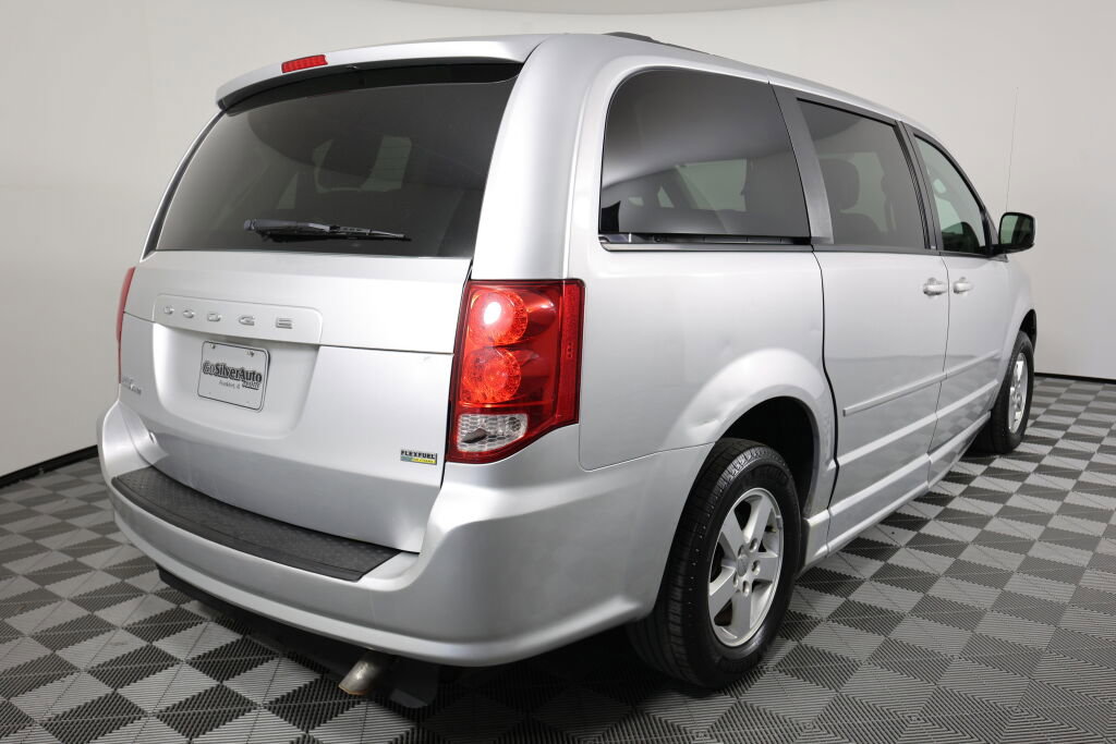 Used 2012 Dodge Grand Caravan SXT image 2