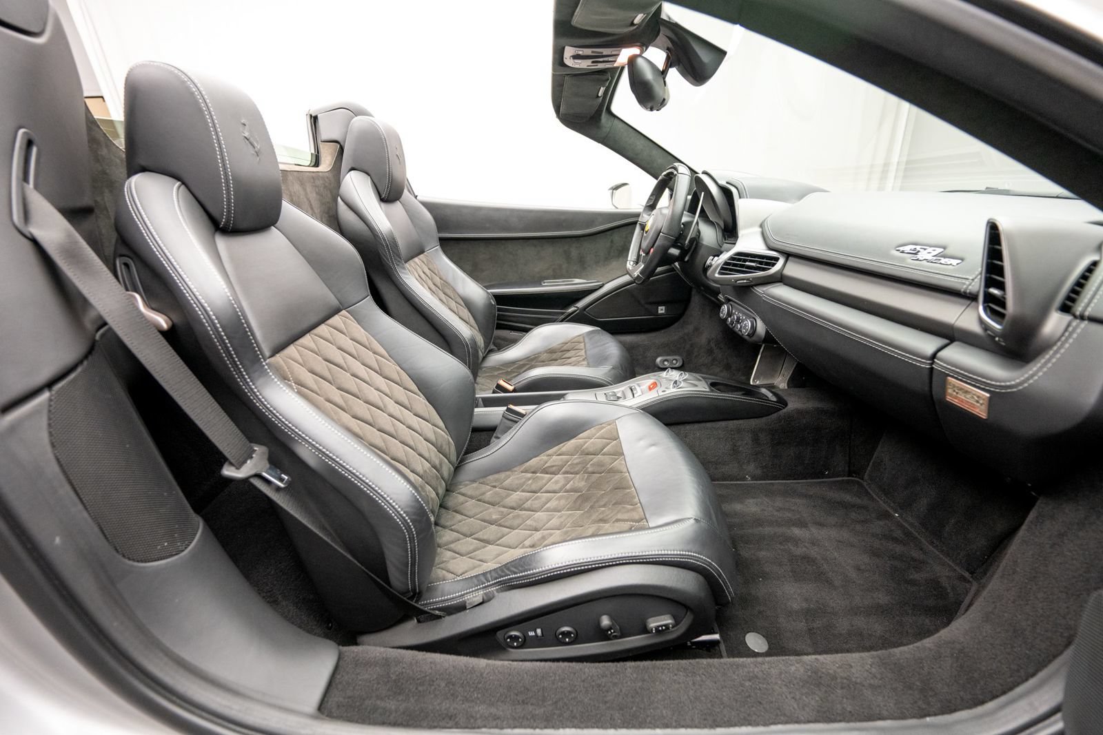 Used 2012 Ferrari 458 Spider RWD image 22