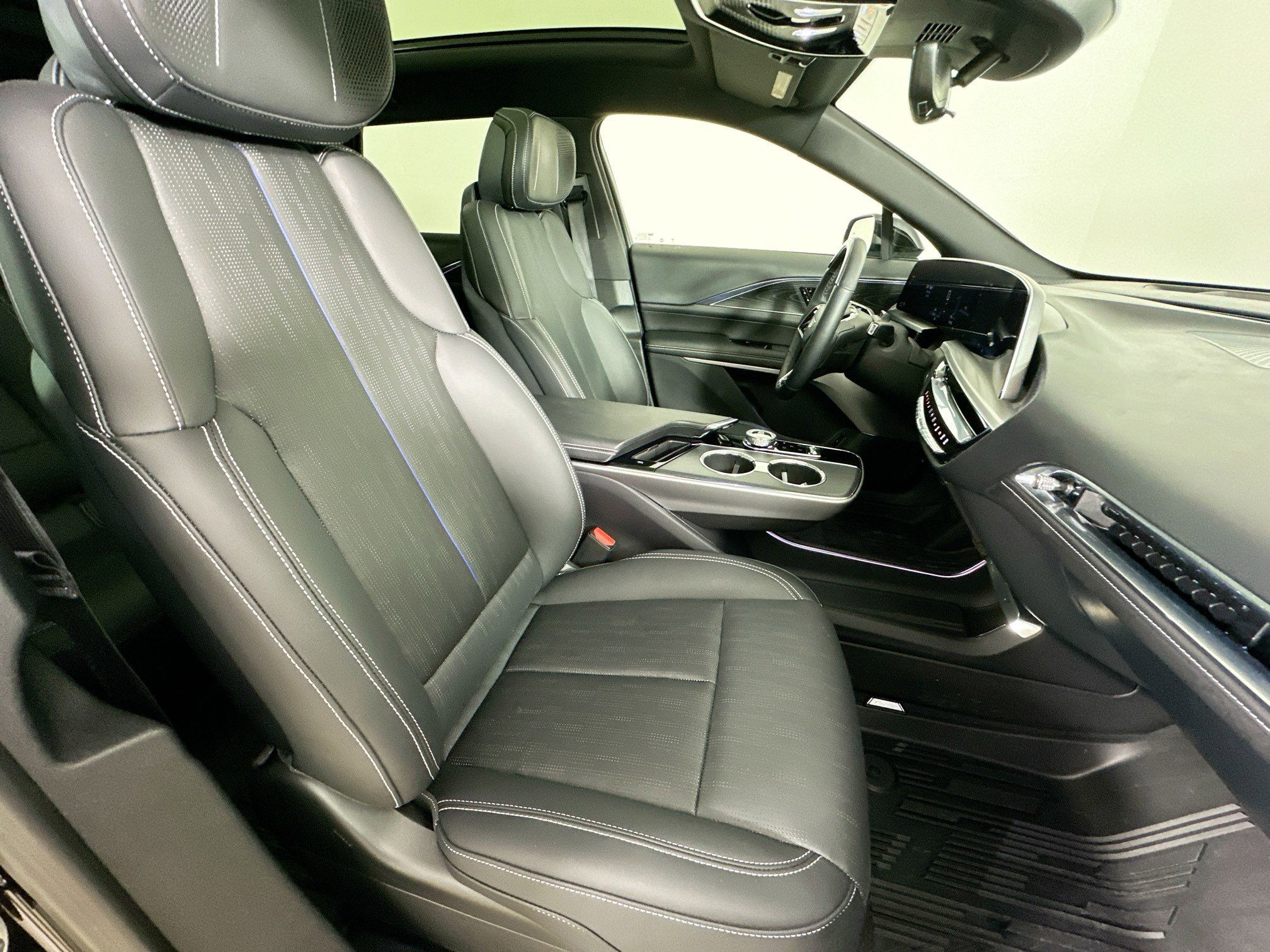Used 2024 Cadillac Lyriq Luxury w/ LPO, Floor Liner Package image 11