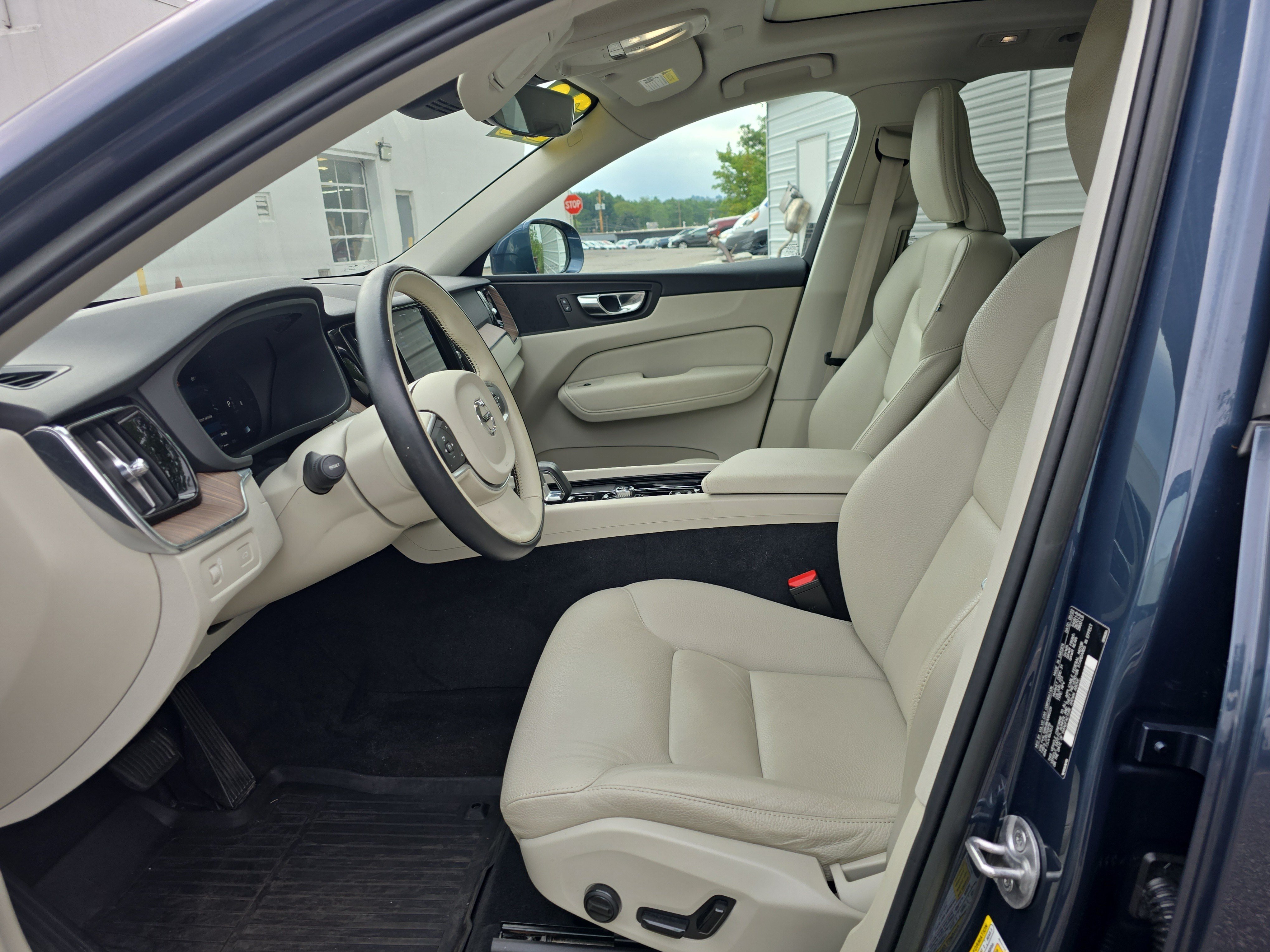 Used 2022 Volvo XC60 B5 Momentum w/ Climate Package AWD/4WD image 14
