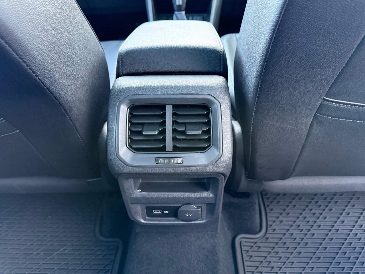 Used 2020 Volkswagen Tiguan SE w/ Panoramic Sunroof Package image 41