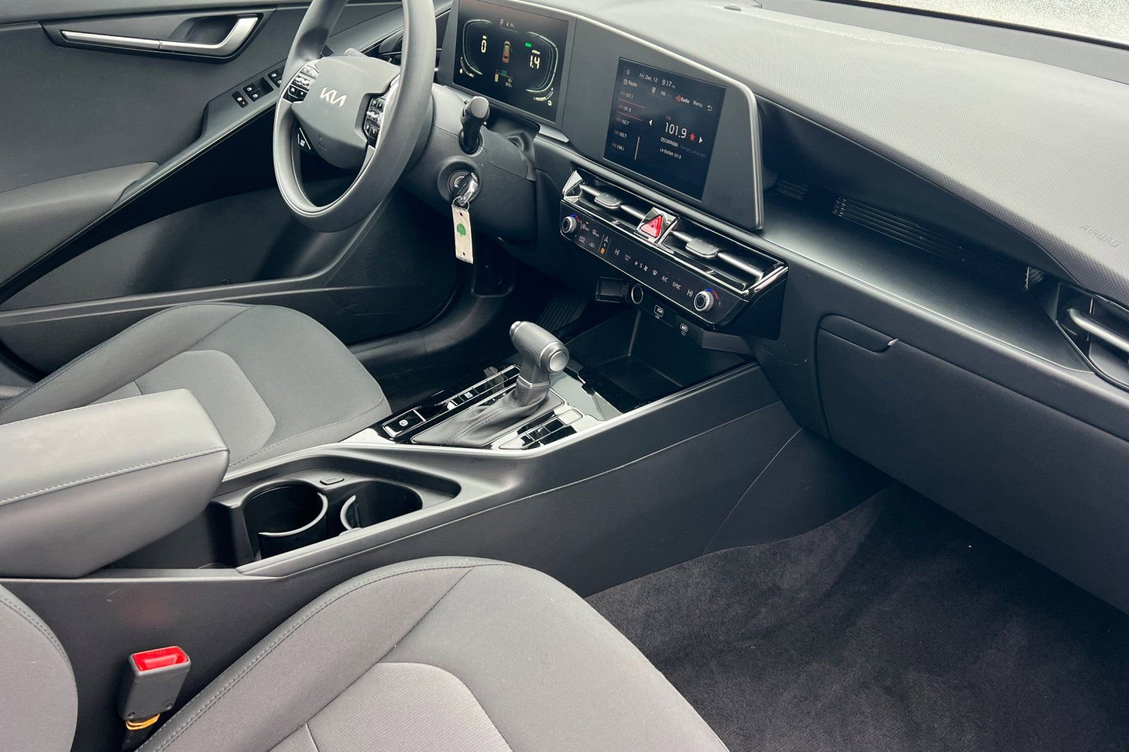 Used 2025 Kia Niro LX image 17