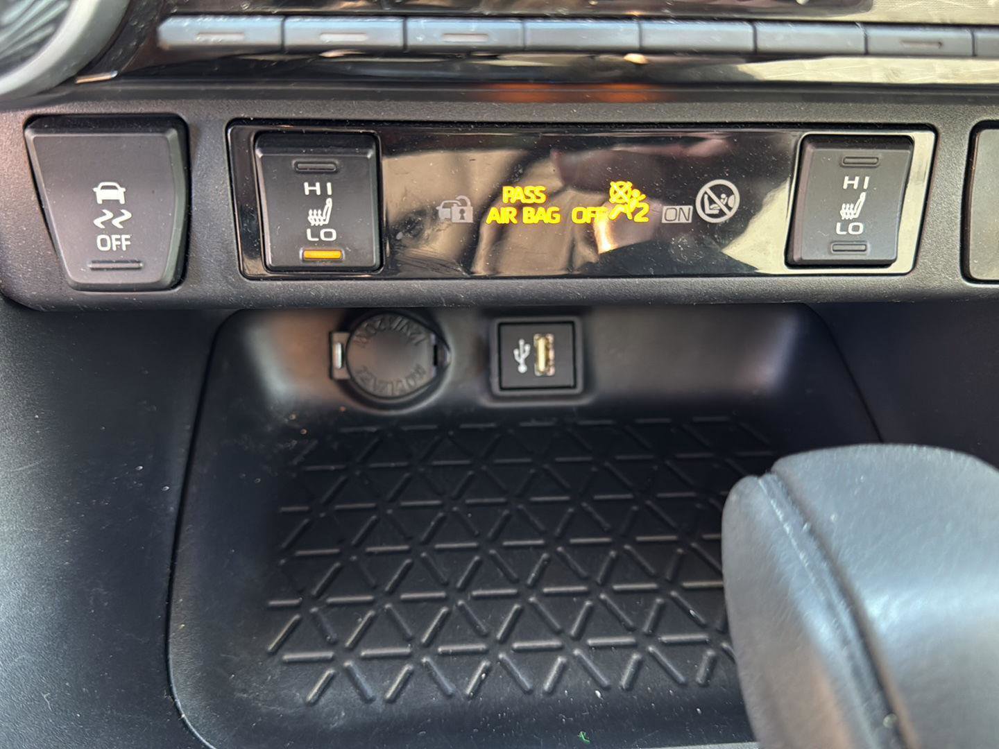 Used 2024 Toyota RAV4 XLE w/ Convenience Package image 15