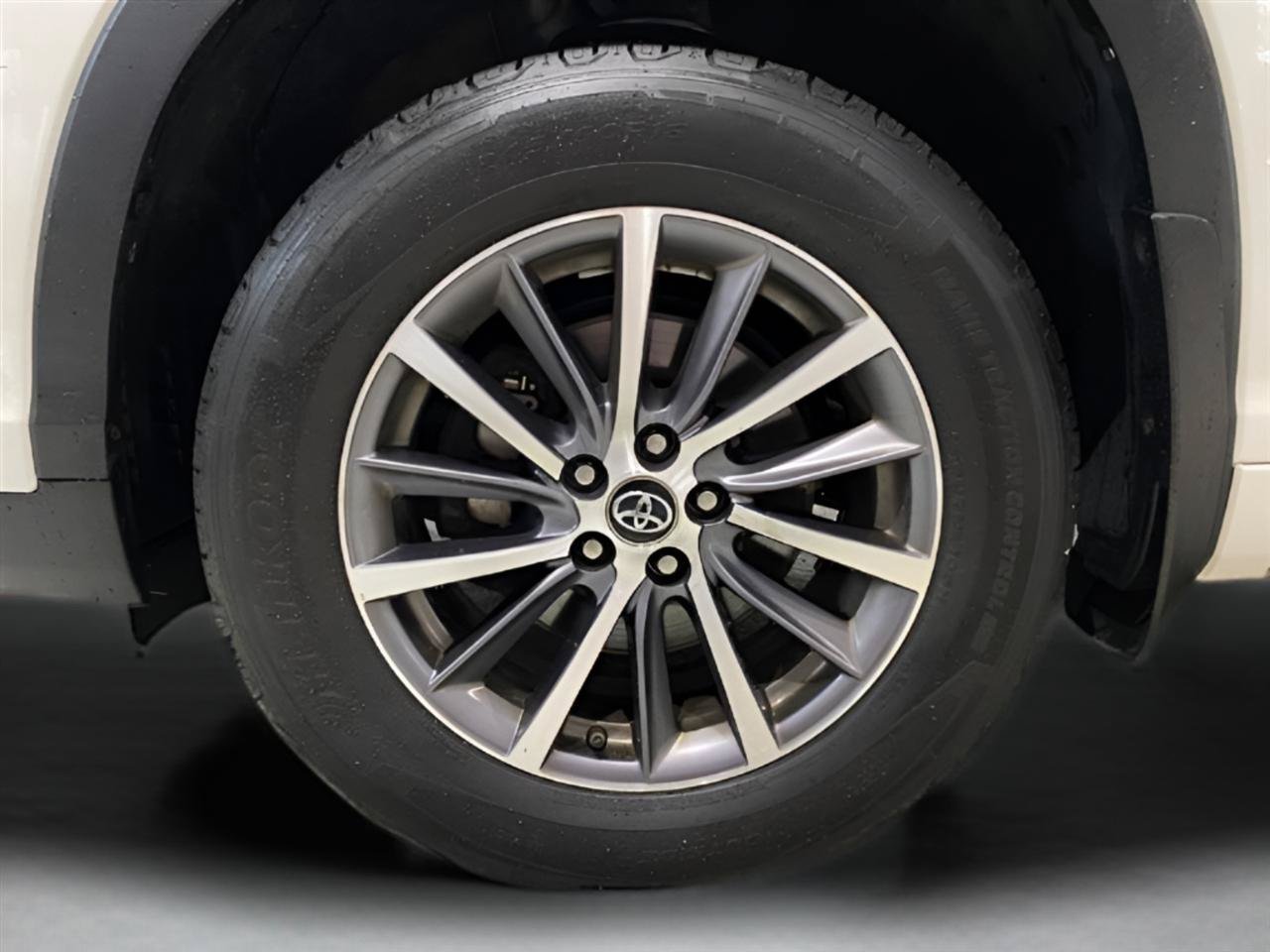 Used 2018 Toyota Highlander XLE AWD/4WD image 7
