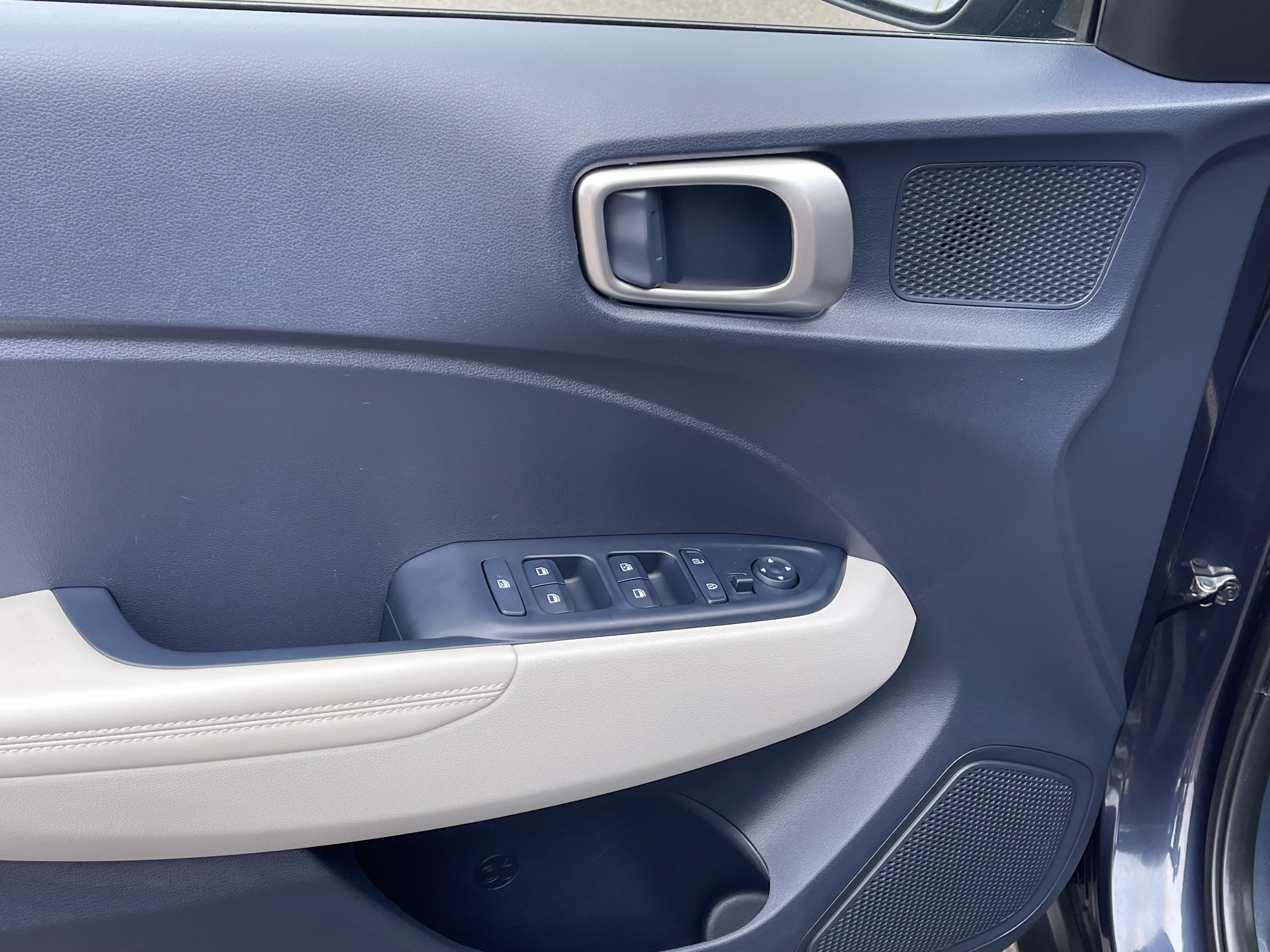 Certified 2025 Hyundai Venue Limited FWD image 17