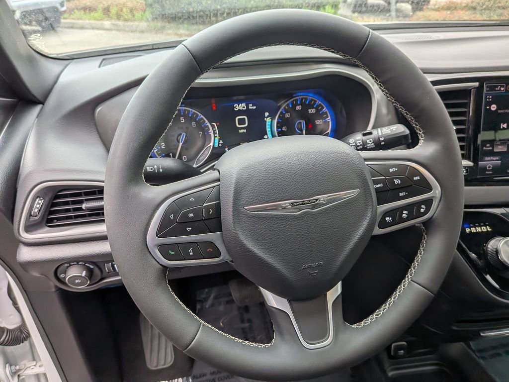Used 2025 Chrysler Pacifica Select image 21