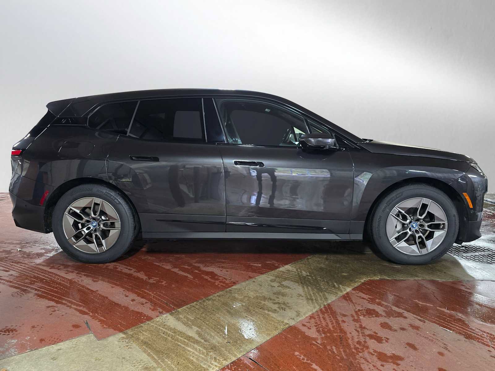 Used 2022 BMW iX xDrive50 w/ Convenience Package image 2