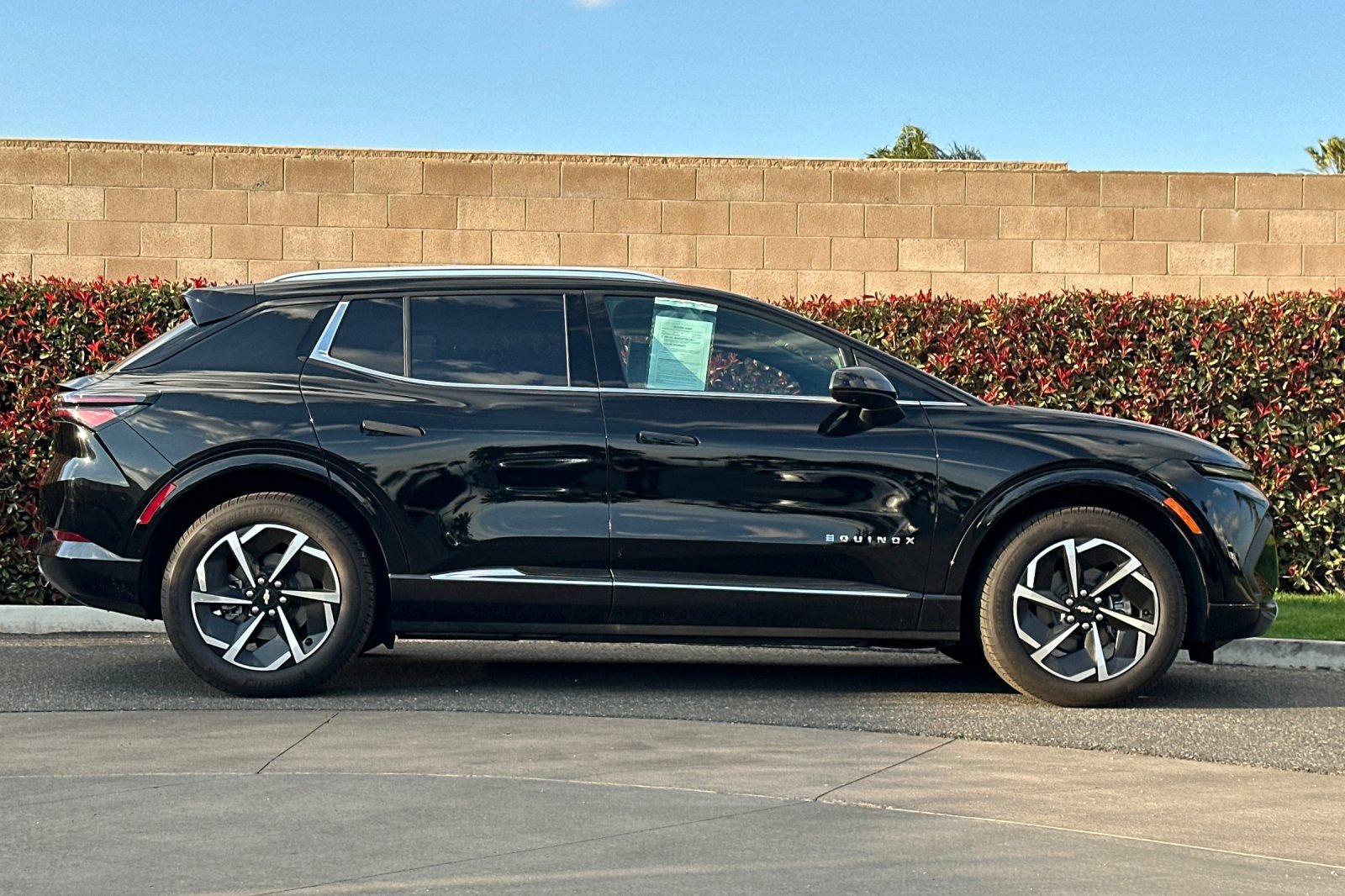 Used 2024 Chevrolet Equinox EV LT image 3