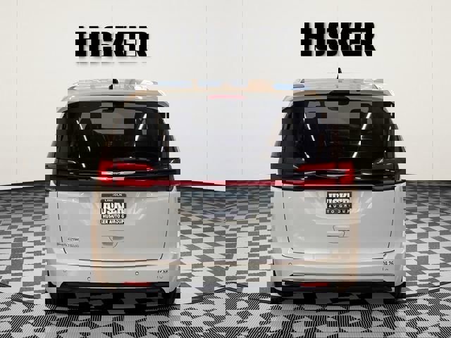 Used 2024 Chrysler Pacifica Touring-L image 6