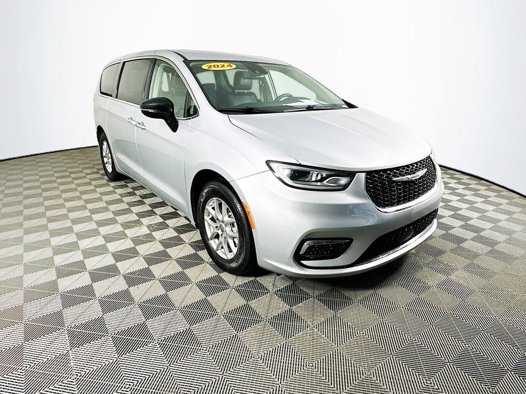 Used 2024 Chrysler Pacifica Touring-L image 2