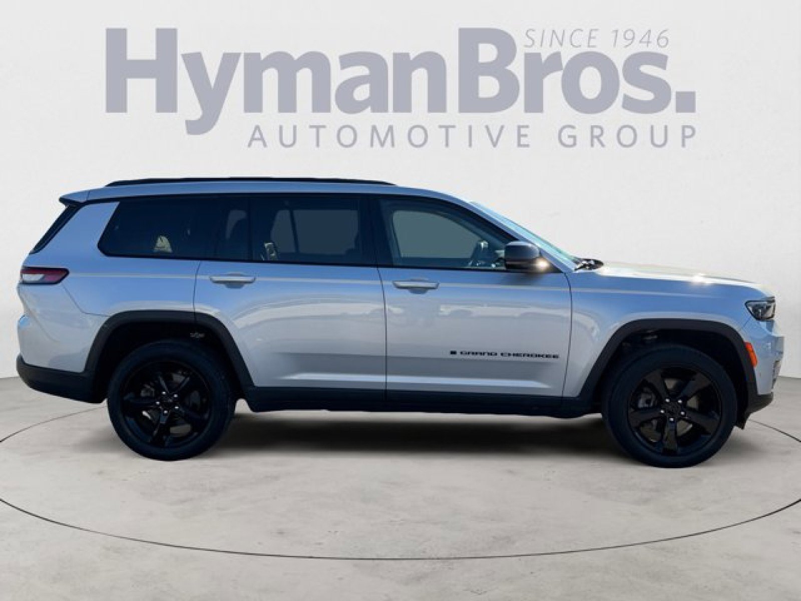 Used 2023 Jeep Grand Cherokee L Limited w/ Luxury Tech Group II image 2