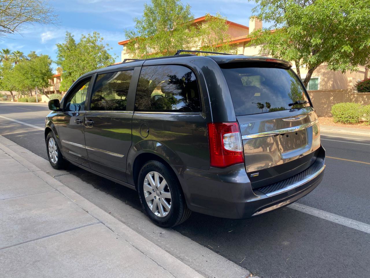 Used 2016 Chrysler Town & Country Touring FWD image 12