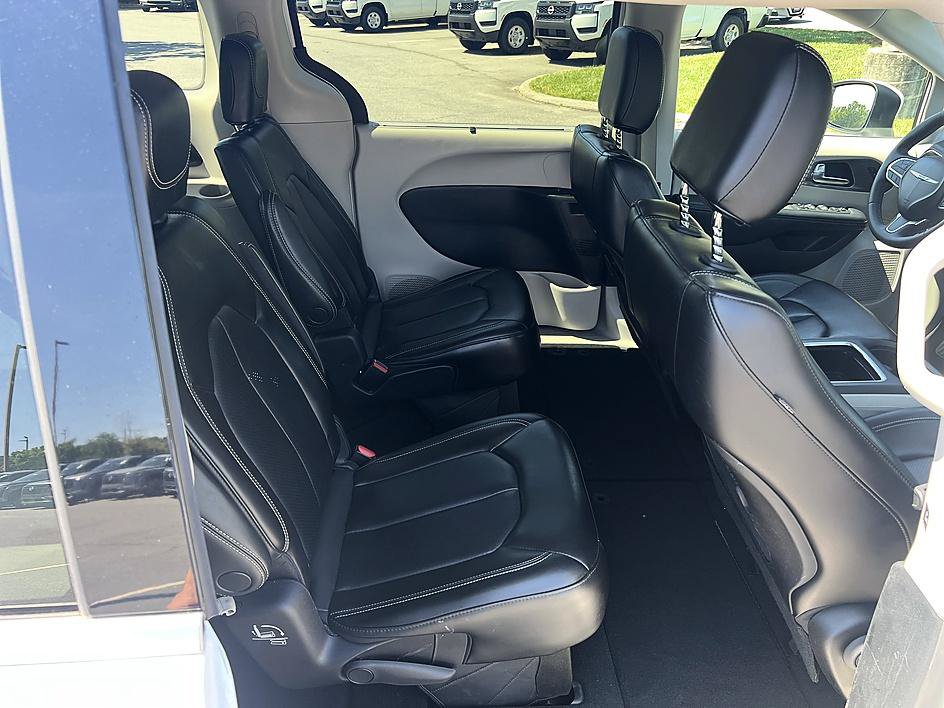Used 2023 Chrysler Pacifica Touring-L FWD image 16