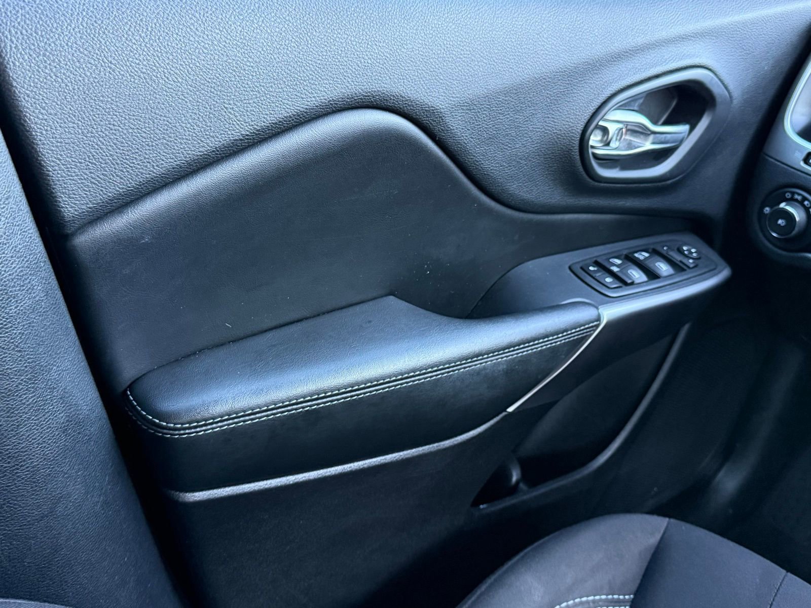 Used 2019 Jeep Cherokee Latitude w/ Popular Appearance Group image 29