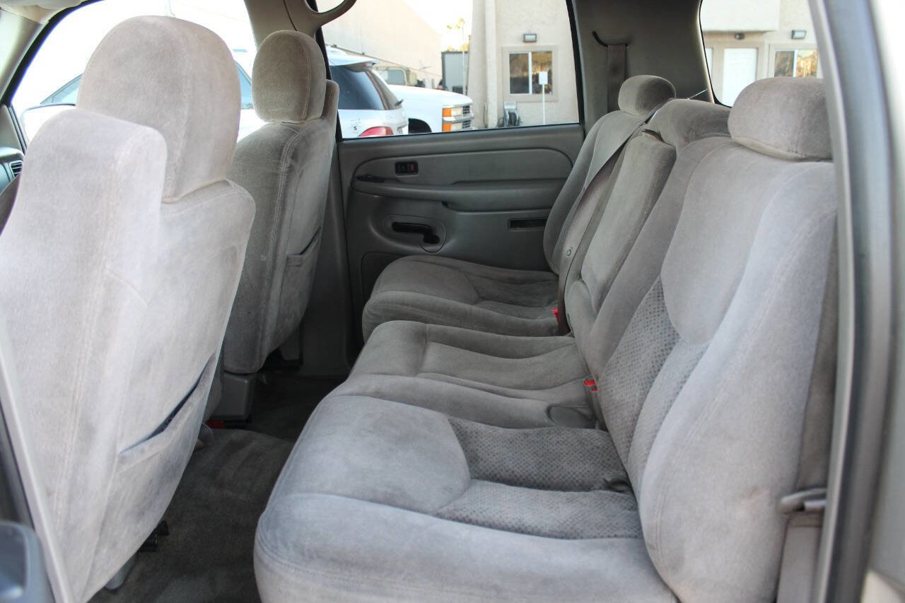 Used 2005 Chevrolet Suburban LS image 26